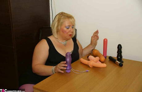 TAC Amateurs are pleased to offer you xxx photos featuring Lexie Cummings in porn with dildo scene