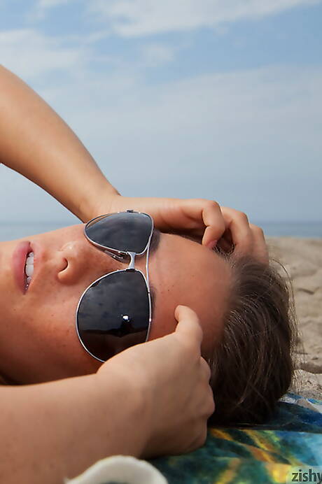 Zishy invite you to explore a free photos with Eva Lovia has a hot form